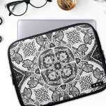 Housse Pour Ordinateur Portable Cardinaux d'hiver Mandala<br><div class="desc">Vous recherchez un coque d'ordinateur portable élégant et personnalisé qui protégera votre appareil tout en présentant votre style unique ? Ne cherchez pas plus loin que notre mandala coque d'ordinateur portable pour oiseaux d'hiver dessiné à la main! Doté d'une belle et complexe conception de cardinaux de Noël et de fleurs...</div>