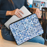 Housse Pour Ordinateur Portable Carrelage méditerranéen, Portugais, Azulejo, Majol<br><div class="desc">Motif élégante,  élégante et raffinée avec carrelage méditerranéen bleu et blanc. Un cadeau moderne et tendance,  parfait pour les amoureux de l'Azulejo dans votre vie.</div>