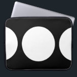 Housse Pour Ordinateur Portable Cercles blancs sur manches d'ordinateur noir<br><div class="desc">Ce motif géométrique audacieux présente un point blanc au centre et deux demi-cercles blancs aux bords d'un arrière - plan noir. Si vous souhaitez ajouter un monogramme ou une image à la conception, cliquez sur le bouton "Customiser !". numériquement créé une image. Copyright © 2012 Claire E. Skinner. Tous droits...</div>