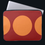 Housse Pour Ordinateur Portable Cercles orange sur rouge<br><div class="desc">Ce motif géométrique audacieux présente un grand point orange au centre et deux demi-cercles oranges aux bords d'un arrière - plan rouge. Si vous souhaitez ajouter un monogramme ou une image à la conception, cliquez sur le bouton "Customiser !". numériquement créé une image. Copyright © 2011 Claire E. Skinner. Tous...</div>
