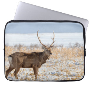 Housse Pour Ordinateur Portable Cerf Sika dans un champ enneigé Japon