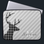 Housse Pour Ordinateur Portable Cerfs communs à la mode de plaid et rayé gris<br><div class="desc">Profil élégant de cerfs communs de plaid et douille rayée grise d'ordinateur portable avec le monogramme élégant.</div>
