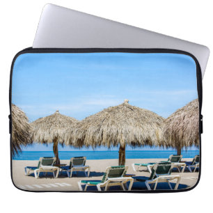 Housse Pour Ordinateur Portable Chaises longues et parapluies de chaume sur la