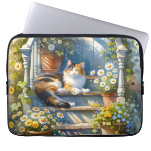 Housse Pour Ordinateur Portable Chat calicot sur une véranda fleurie Cottagecore