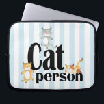 Housse Pour Ordinateur Portable Chat Person Kitts en Whimsical sur les rayures<br><div class="desc">Pour les amoureux de les chats du monde entier,  ce design fantaisiste présente des chattes dansantes sur du texte en gras et un arrière - plan rayé bleu et blanc clair. Protégez votre ordinateur portable ou votre tablette de façon élégante.</div>