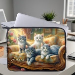 Housse Pour Ordinateur Portable Chats sur le canapé - scène mignonne en vintage lo<br><div class="desc">Cette pochette pour ordinateur portable dispose de 4 chats se faisant à l'aise sur le canapé dans le salon - une scène mignonne dans un look vintage. Joli,  personnalisable pochette pour ordinateur portable pour ados,  aussi belle idée cadeau pour tous les amoureux de les chats!</div>
