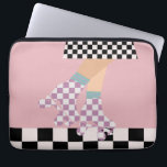 Housse Pour Ordinateur Portable Chèques d'art moderne À damiers roulettes de patin<br><div class="desc">Roller skater girl en chèques en jupe, lilas checkers en quads, roller en damier motif disco plancher. Pieds abstraits parfaits patins à roulettes art pour poupée, femme, fille. Patins à roulettes amovibles design motif sur décoration maison, tasses, papier d'emballage, etc. Roller skates art illustration design cadeau pour fille, petite-fille, derby...</div>