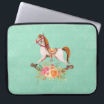 Housse Pour Ordinateur Portable Cheval à roche vintage avec Bouquet floral<br><div class="desc">Manches d'ordinateur portable avec une image charmant et fantaisiste d'un cheval à bascule à l'ancienne avec un joli bouquet floral rose et jaune. L'arrière - plan est un motif damassé vert clair et abîmé.</div>