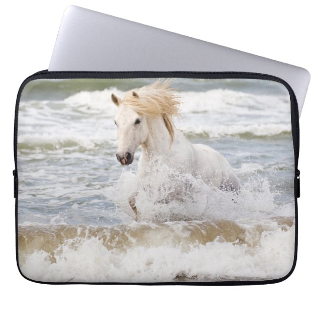 Housse Pour Ordinateur Portable Cheval Camargue dans le ressac (Devant)