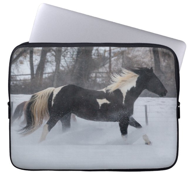 Housse Pour Ordinateur Portable Cheval courant à travers la neige (Devant)