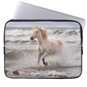 Housse Pour Ordinateur Portable Cheval de Camargue sortant des vagues