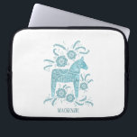 Housse Pour Ordinateur Portable Cheval de Dala suédois Nom personnalisé Turquoise<br><div class="desc">Un Cheval Dalécarlien traditionnel de Suède. Supprimez ou modifiez le nom pour customiser.</div>