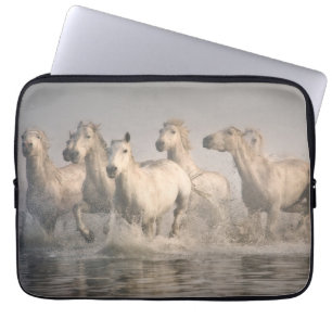Housse Pour Ordinateur Portable Cheval galopant dans l'eau méditerranéenne