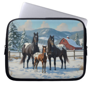 Housse Pour Ordinateur Portable Chevaux Appaloosa noirs sur une ferme en hiver