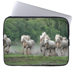 Housse Pour Ordinateur Portable Chevaux de Camargue courant dans l'eau