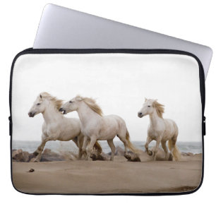 Housse Pour Ordinateur Portable Chevaux de Camargue courant sur la plage
