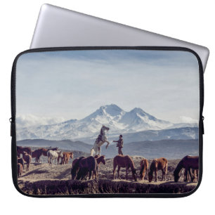 HOUSSE POUR ORDINATEUR PORTABLE CHEVAUX EN CHAMP BROWN OUVERT VUE MONTAGNE LE JOUR