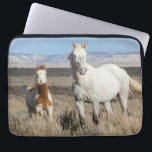 Housse Pour Ordinateur Portable Chevaux sauvages chez eux dans le bassin de Sandwa<br><div class="desc">Chevaux sauvages,  jument et poulain chez eux dans le bassin de Sandwash</div>