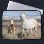 Housse Pour Ordinateur Portable Chevaux sauvages chez eux dans le bassin de Sandwa<br><div class="desc">Chevaux sauvages,  jument et poulain chez eux dans le bassin de Sandwash</div>