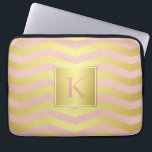 Housse Pour Ordinateur Portable Chevrons rose et or glamour avec Monogramme<br><div class="desc">Protégez votre ordinateur portable ou votre tablette dans le style glamour avec ce motif à bandes de chevron rose et or et monogramme personnalisé que vous pouvez modifier avec votre texte initial ou autre.</div>
