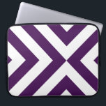 Housse Pour Ordinateur Portable Chevrons violets et blancs<br><div class="desc">Des chevrons alternatifs violets et blancs convergent dans ce motif géométrique original et audacieux. numériquement créé une image. Copyright © 2012 Claire E. Skinner. Tous droits réservés.</div>