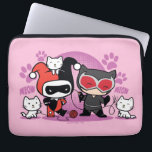 Housse Pour Ordinateur Portable Chibi Harley Quinn & Chibi Catwoman Avec Chats<br><div class="desc">Regardez Chibi Catwoman jouer avec trois chatons blancs avec Chibi Harley Quinn qui attend impatiemment à côté d'elle.</div>