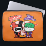 Housse Pour Ordinateur Portable Chibi Harley Quinn & Chibi Joker Coeurs<br><div class="desc">Découvrez Chibi Joker présentant Chibi Harley Quinn avec une carte de jeu de coeur,  avec leurs noms écrits au-dessus d'un coeur de pois géant dans l'arrière - plan.</div>