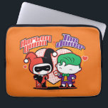 Housse Pour Ordinateur Portable Chibi Harley Quinn & Chibi Joker Coeurs<br><div class="desc">Découvrez Chibi Joker présentant Chibi Harley Quinn avec une carte de jeu de coeur,  avec leurs noms écrits au-dessus d'un coeur de pois géant dans l'arrière - plan.</div>