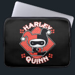 Housse Pour Ordinateur Portable Chibi Harley Quinn Splits<br><div class="desc">Regardez Chibi Harley Quinn alors qu'elle fait les éclaboussures devant une toile de fond en losange à pois rouges avec son nom écrit autour d'elle.</div>
