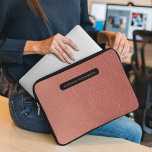 Housse Pour Ordinateur Portable Chic Elegant Rose Or & Noir Initial Monogramme<br><div class="desc">Cette pochette d'ordinateur portable définit le raffinement chic, harmonisant l'attrait de l'or rose avec des accents noirs élégants. À l'intérieur, la pochette offre une protection luxueuse pour votre ordinateur portable tout en conservant un sentiment de luxe raffiné. Il s'agit d'un accessoire de déclaration, de mariage de style et de fonctionnalité...</div>