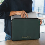 Housse Pour Ordinateur Portable Chic Green Charcoal & Chic Script Name Monogramme<br><div class="desc">Un chic moderne chic,  fusain vert et or script calligraphie nom monogramme poche ordinateur portable est parfait.</div>