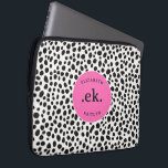 Housse Pour Ordinateur Portable Chien dalmate Abstrait Motif rose chaud Monogramme<br><div class="desc">Protégez votre ordinateur portable avec style grâce à la passoire Abstraite pour ordinateur portable Dalmatian Dog Motif Hot Pink Monogram. Doté d'un design moderne et ludique avec des taches noires et blanches audacieuses et un accent rose vif, cette manche ajoute une touche de personnalité à votre équipement technologique. Personnalisez-le avec...</div>