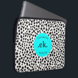 Housse Pour Ordinateur Portable Chien dalmate Motif Abstrait Aqua Blue Monogramme<br><div class="desc">Protégez votre ordinateur portable avec style grâce à l'Abstrait Motif Dalmatien Aqua Blue Monogram Portable Sleeve. Doté d'un design moderne et ludique avec des taches noires et blanches audacieuses et un accent rose vif, cette manche ajoute une touche de personnalité à votre équipement technologique. Personnalisez-le avec un monogramme pour une...</div>