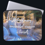 Housse Pour Ordinateur Portable Citation de femme réussie Script Gold Coach Photo<br><div class="desc">"Derrière chaque femme prospère se trouve elle-même." Qui a besoin du Prince Charming ? Faites votre propre "bonheur toujours après" et embrasser "la puissance fille" chaque fois que vous utilisez cette inspiration colorée citent la photo sac ordinateur portable en néoprène. Cette manche est disponible en trois tailles : 15", 13"...</div>