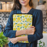 Housse Pour Ordinateur Portable citrons d'aquarelle - jaune et vert<br><div class="desc">citrons d'aquarelle - jaune et vert motif d'illustration. Illustration d'agrumes méditerranéen mignon sur manche d'ordinateur portable</div>