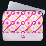 Housse Pour Ordinateur Portable Coeurs rose gras Nom personnalisé<br><div class="desc">Ce design original, audacieux et vibrant, qui met en vedette les coeurs d'un motif à courtepointe, lui fait un cadeau unique et étonnant. Parfait pour la Saint Valentin, les Anniversaires, la Fête des Mères et plus encore, ce coque rose et jaune peut être customisé avec le texte de votre choix....</div>