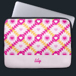 Housse Pour Ordinateur Portable Coeurs rose gras Nom personnalisé<br><div class="desc">Ce design original, audacieux et vibrant, qui met en vedette les coeurs d'un motif à courtepointe, lui fait un cadeau unique et étonnant. Parfait pour la Saint Valentin, les Anniversaires, la Fête des Mères et plus encore, ce coque rose et jaune peut être customisé avec le texte de votre choix....</div>