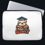Housse Pour Ordinateur Portable Conception d'animal mignon de graduation de paress<br><div class="desc">Conception d'animal mignon de graduation de paresseux endormi vintage 2</div>