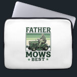 Housse Pour Ordinateur Portable Conception de t-shirt de tondeuse à gazon vintage<br><div class="desc">Conception de t-shirt de tondeuse à gazon vintage Father Mows Best_1</div>