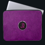 Housse Pour Ordinateur Portable Conception Florale en daim violet profond monogram<br><div class="desc">Design floral violet profond élégant,  look cuir daim. monogramme personnalisable et optionnel avec toucher de violet métallique. Il est disponible sur d'autres produits. Pas du cuir réel mais l'image du cuir.</div>