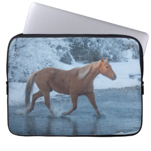 Housse Pour Ordinateur Portable Conduite de chevaux en hiver au Hideout Ranc