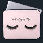 Housse Pour Ordinateur Portable Conversation Lash - Ces Lashes Tho'<br><div class="desc">Lash Conversation II par Alicia Ludwig. Comprend des cils noirs en plumes et l'expression "Ces cils Tho'" contre un arrière - plan rose.</div>