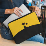 Housse Pour Ordinateur Portable Cool Ordinateur portable  Carnet Coque<br><div class="desc">Un chat noir fantaisiste est assis au sommet d'une colline. Conçu pour vous par Evco Studio.</div>