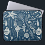 Housse Pour Ordinateur Portable Coques de mer sur bleu foncé<br><div class="desc">Motif vectoriel dessiné à la main avec coquilles</div>