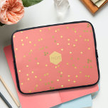Housse Pour Ordinateur Portable Coral rose or huile Confetti arrose Monogramme<br><div class="desc">Ajoutez vos initiales à cette jolie pochette d'ordinateur portable couleur corail rose avec des asperges de feuille d'or</div>