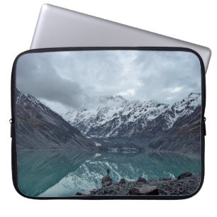 HOUSSE POUR ORDINATEUR PORTABLE CORPS D'EAU SURPLOMBANT LES MONTAGNES PENDANT LA J