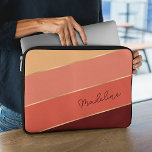 Housse Pour Ordinateur Portable Coucher de soleil d'été personnalisé Bourgogne rou<br><div class="desc">Gardez votre nouvel appareil électronique à l'abri des coups et des rayures avec cette protection élégante, contemporaine, jaune chaud, corail orange, et rouge bordeaux, bande d'eau rayée poche ordinateur portable néoprène avec fermeture éclair. Avec place pour customiser avec le nom, monogramme ou initiales de votre choix. Belle couverture moderne et...</div>