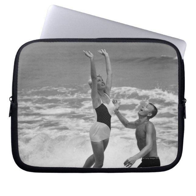 Housse Pour Ordinateur Portable Couples jouant avec un Beachball (Devant)