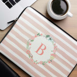 Housse Pour Ordinateur Portable Couronne florale rose monogramme<br><div class="desc">Belle conception de monogramme floral.</div>