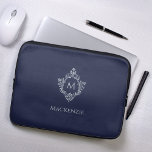 Housse Pour Ordinateur Portable Crest Marine Bleu Vintage Élégant Monogramme et no<br><div class="desc">Un design bleu marine et argent avec le monogramme initial dans une crête vintage, recommandé pour un homme. L'écusson est un faux papier argenté, l'arrière - plan est bleu marine. Sous la crête il y a le nom en casquette gris. La crête florale vintage d'un ancien livre reliant, du livre...</div>